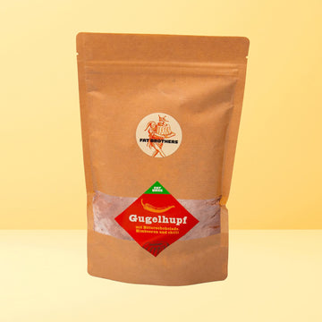 Verführerischer Gugelhupf mit Dunkler Schokolade Himbeeren und einer Prise Chilli Backmischung