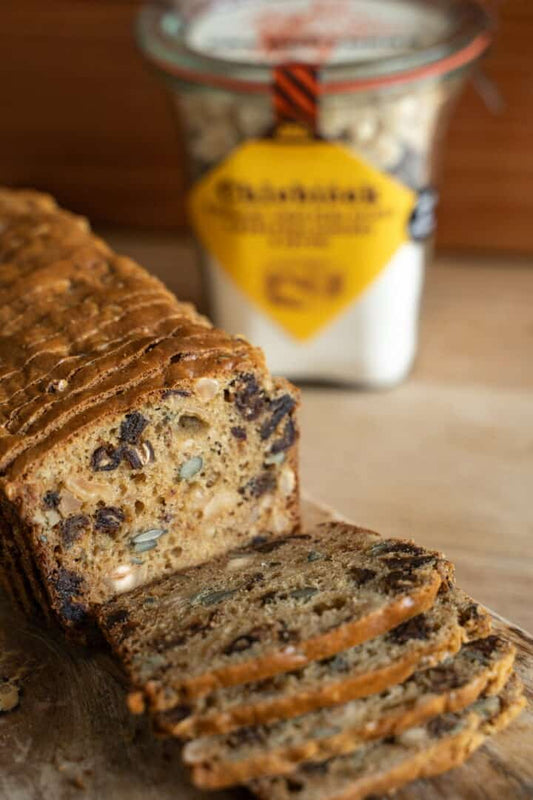 Brötchen mit Datteln Haselnüßen und Kürbiskernen Backmischung