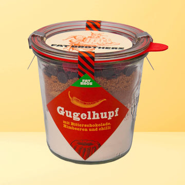 Verführerischer Gugelhupf mit Schokolade Himbeeren und einer Prise Chili Backmischung im Weck-Glas